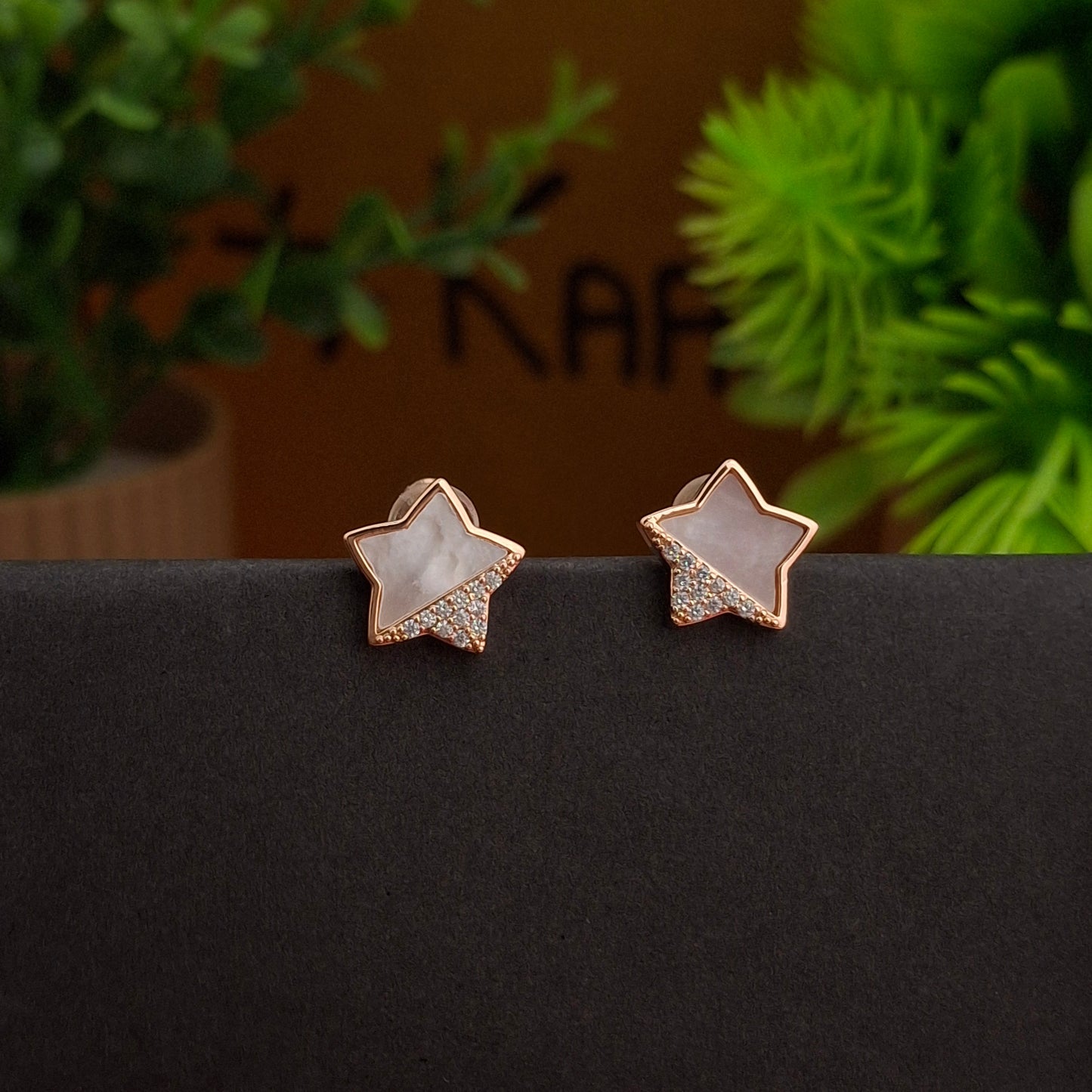 Dazzling Star Stud Earrings - Kaanke