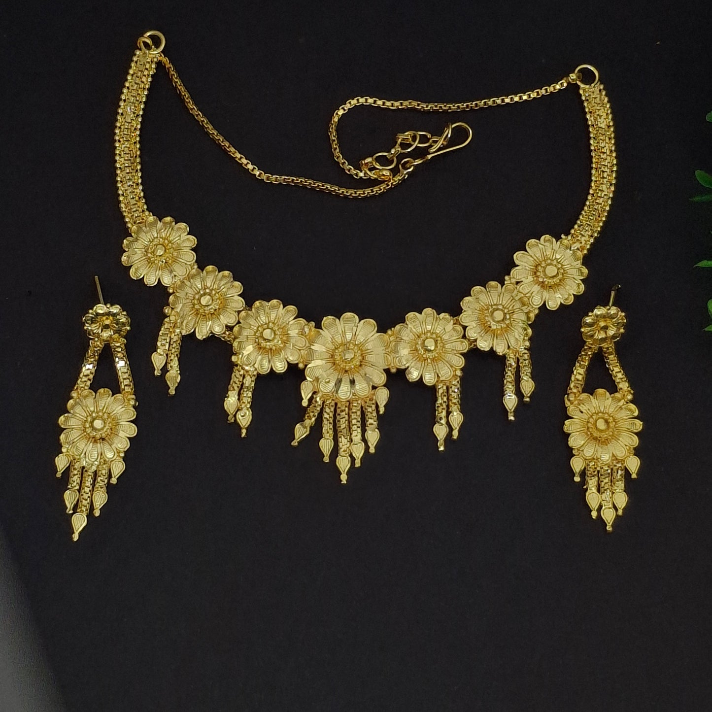 Traditional Gold Short Necklace