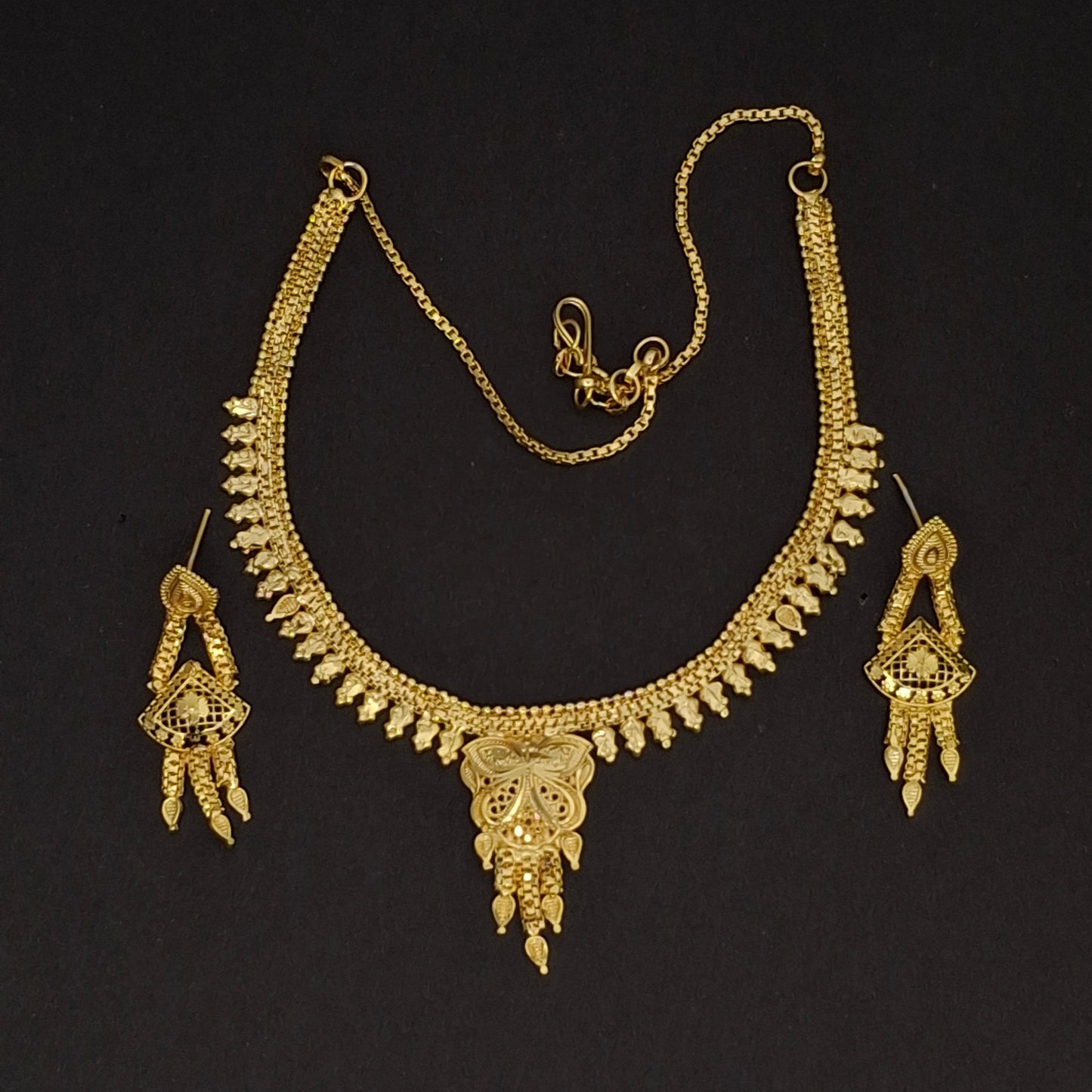 Traditional Gold Short Necklace