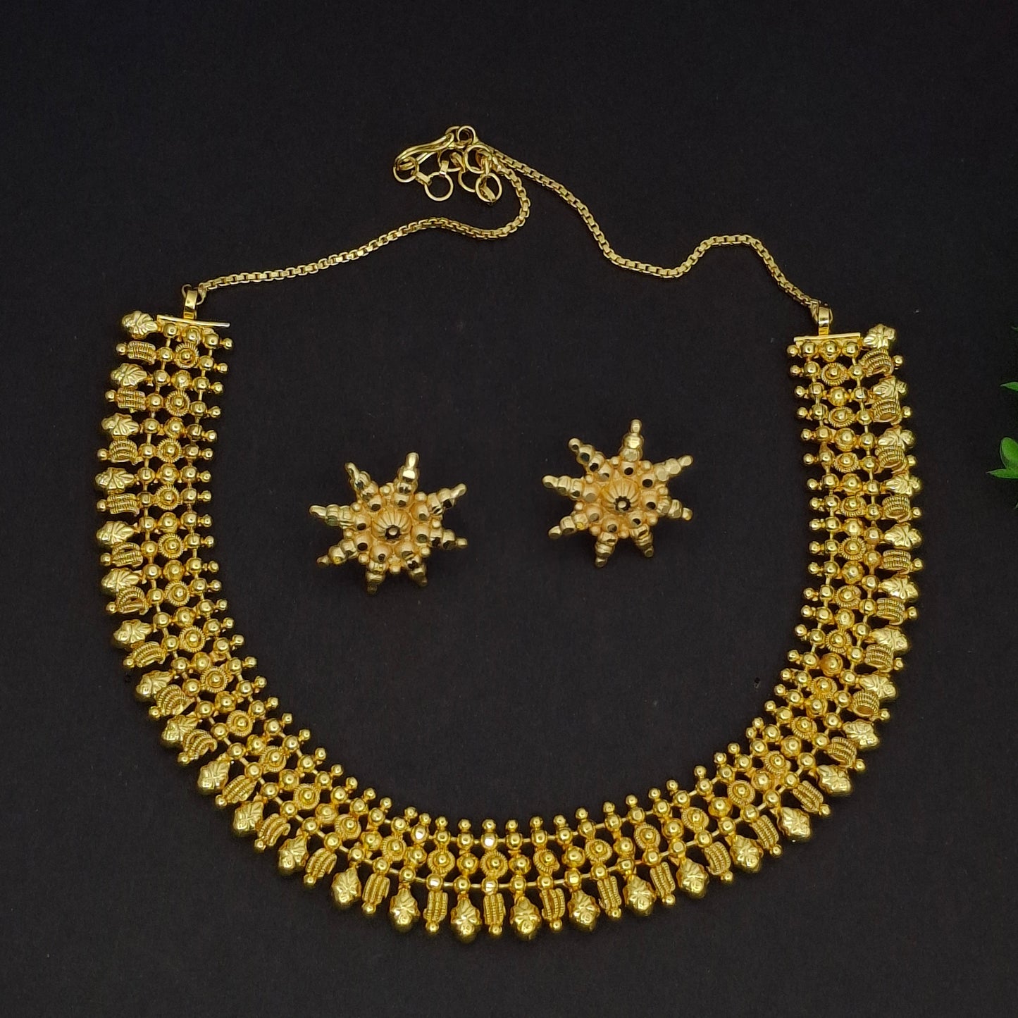 Traditional Gold Short Necklace