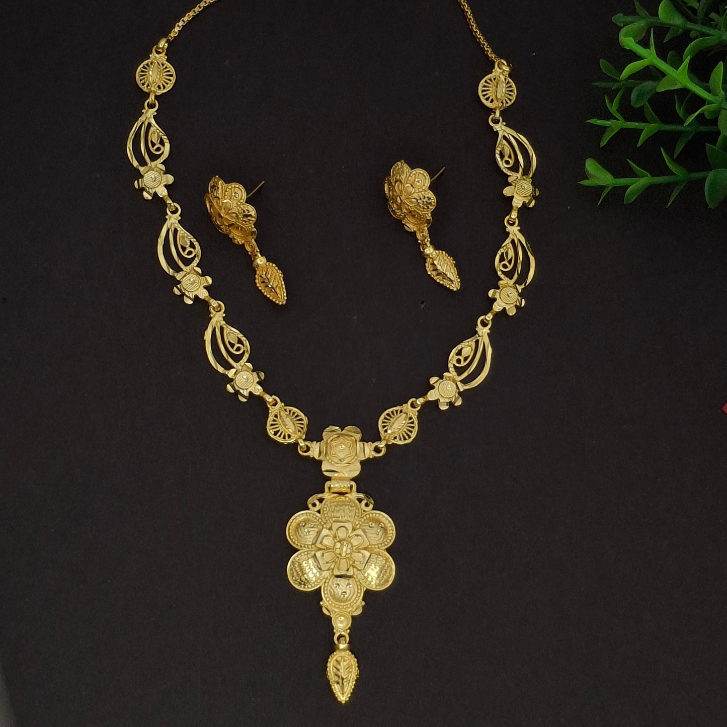 Lightweight Fancy Gold Short Necklace