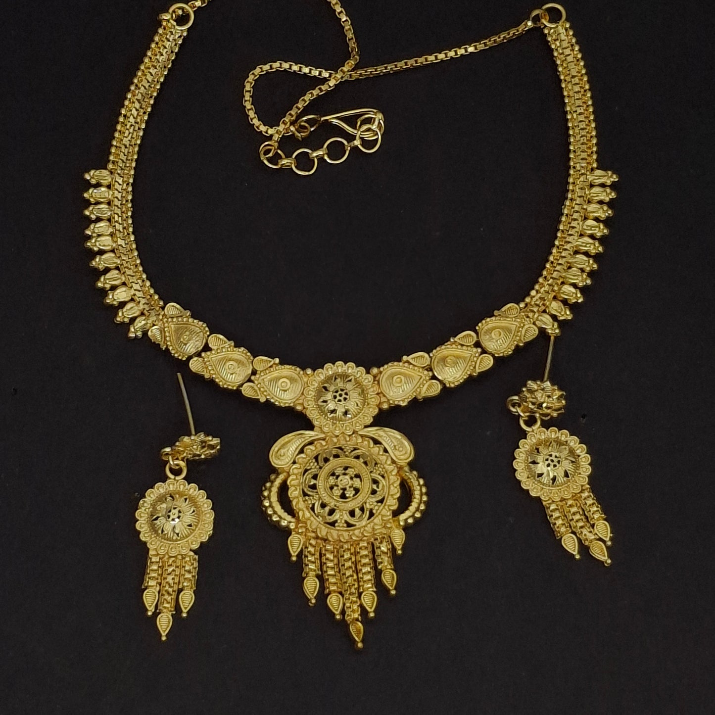 Traditional Gold Short Necklace