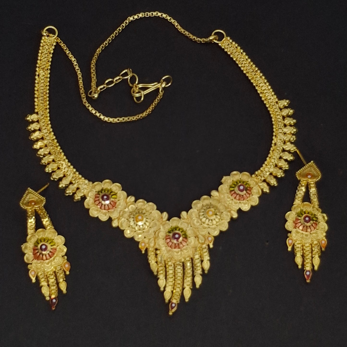 Traditional Gold Short Necklace