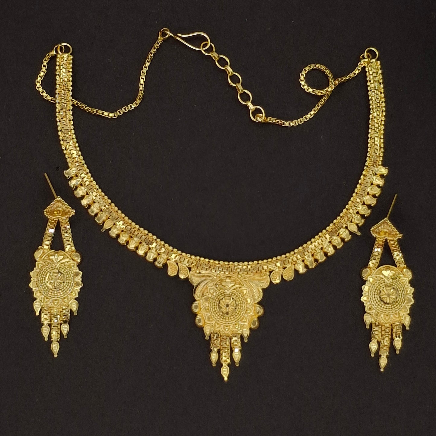 Lightweight Fancy Gold Short Necklace