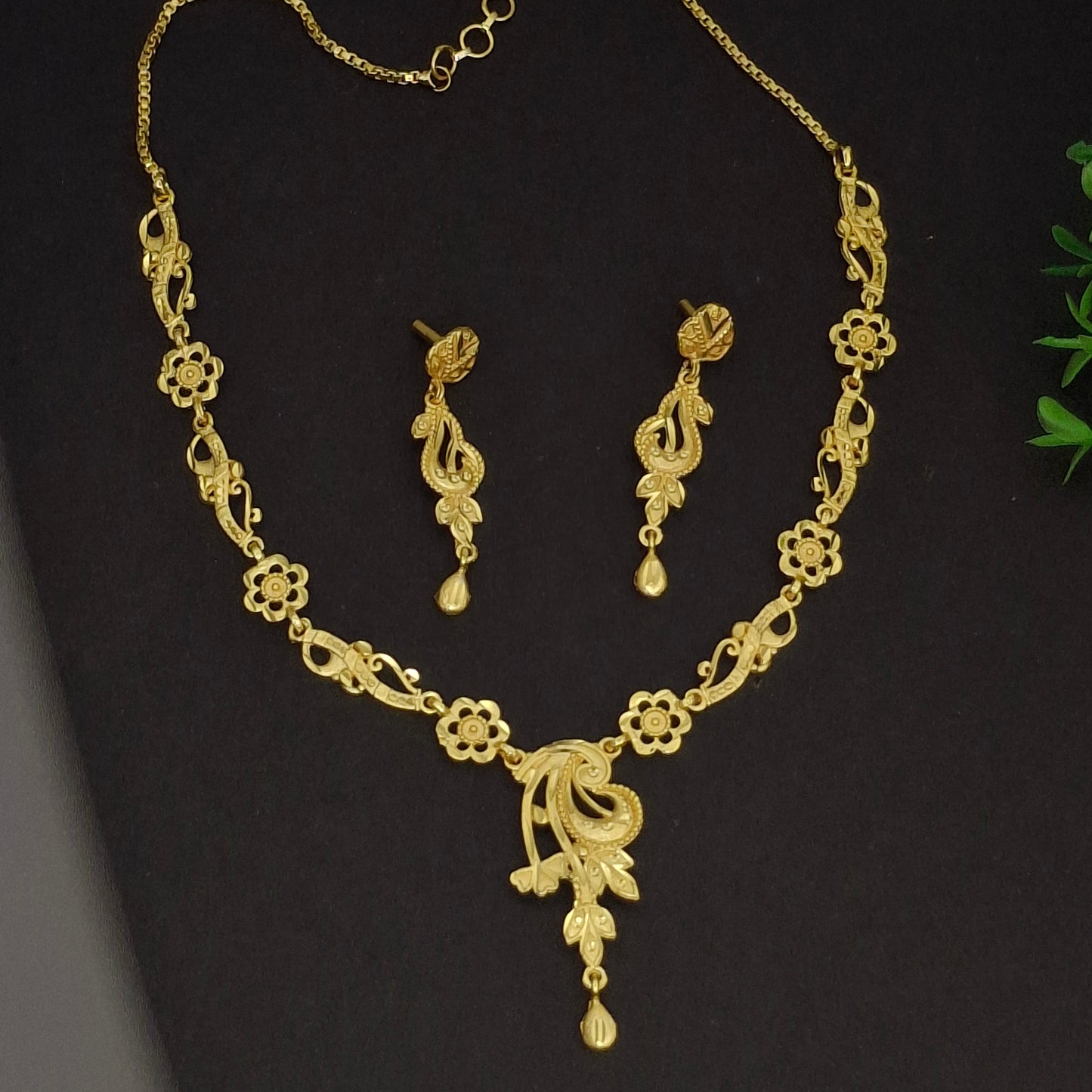 Lightweight Fancy Gold Short Necklace