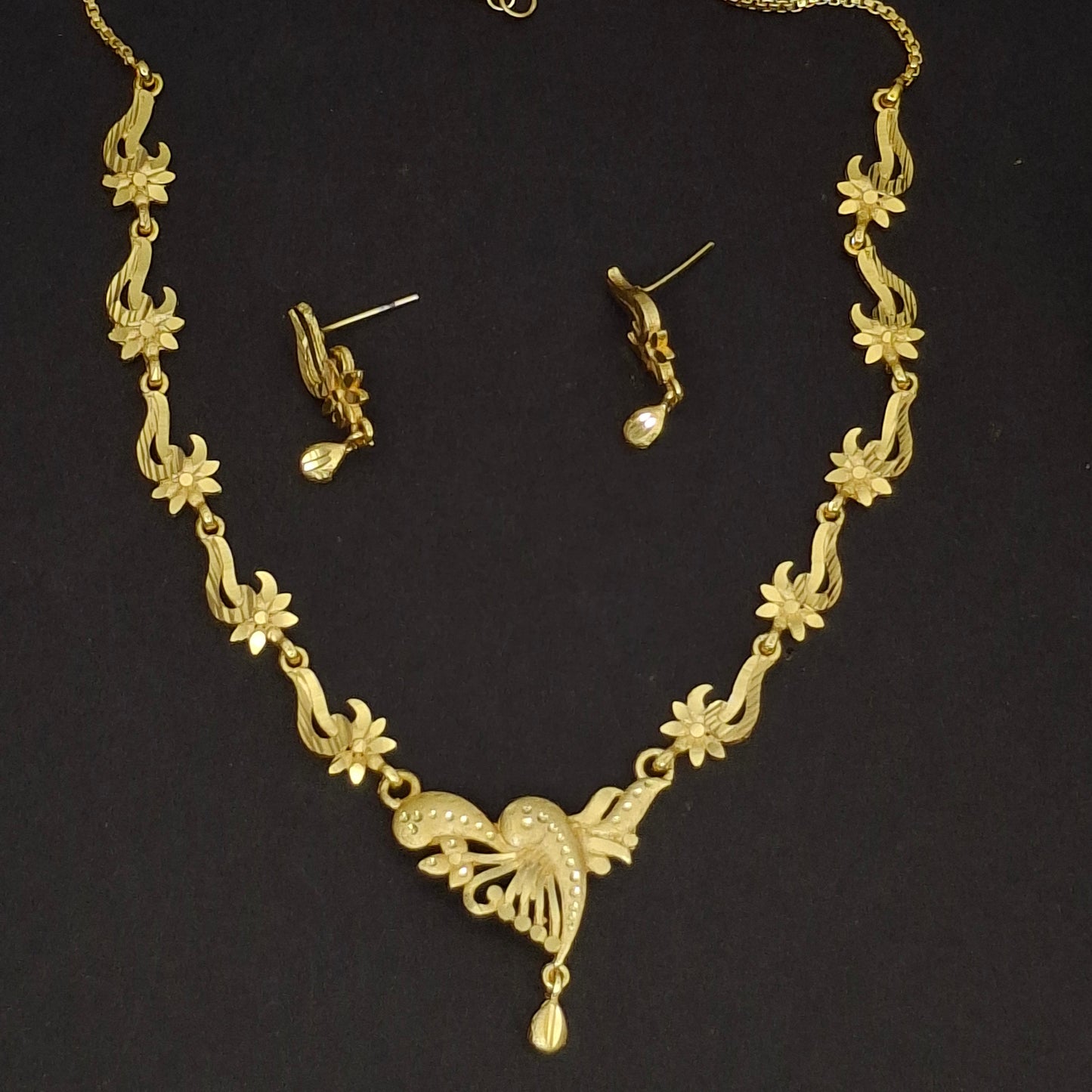 Lightweight Fancy Gold Short Necklace