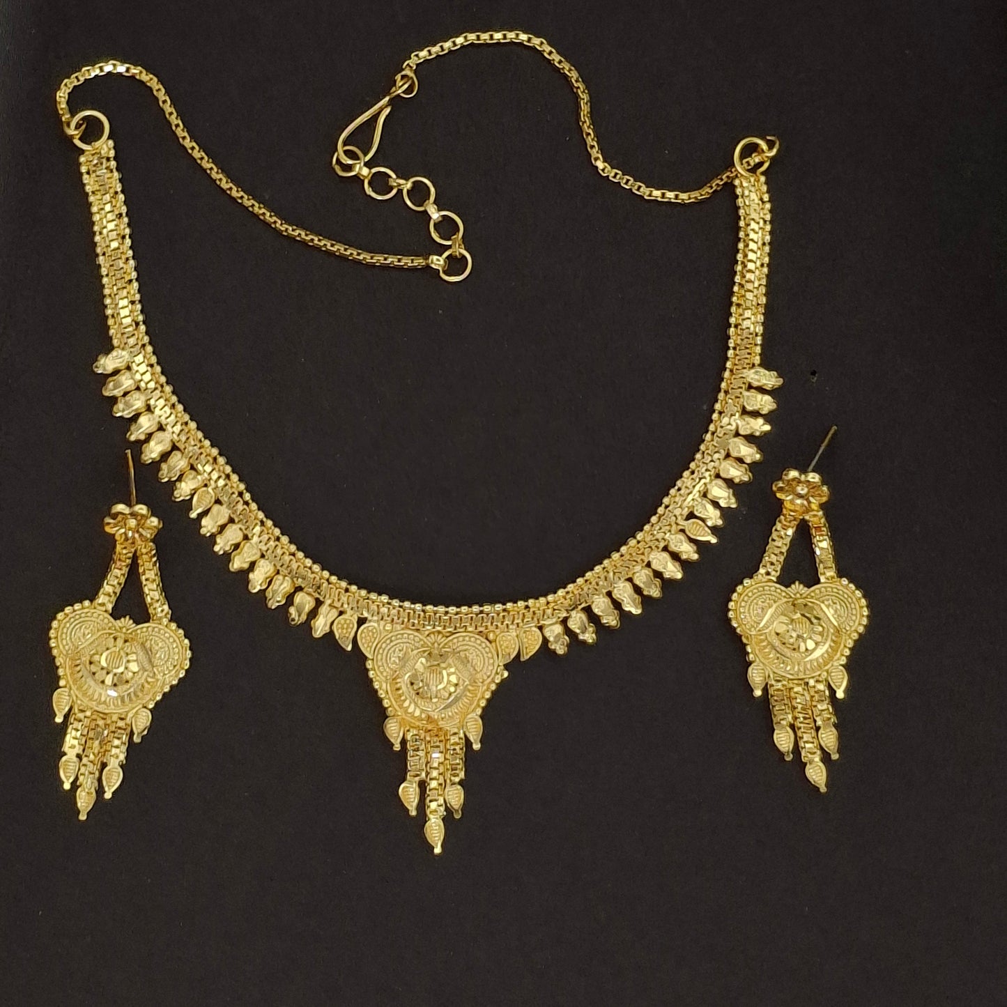 Lightweight Fancy Gold Short Necklace