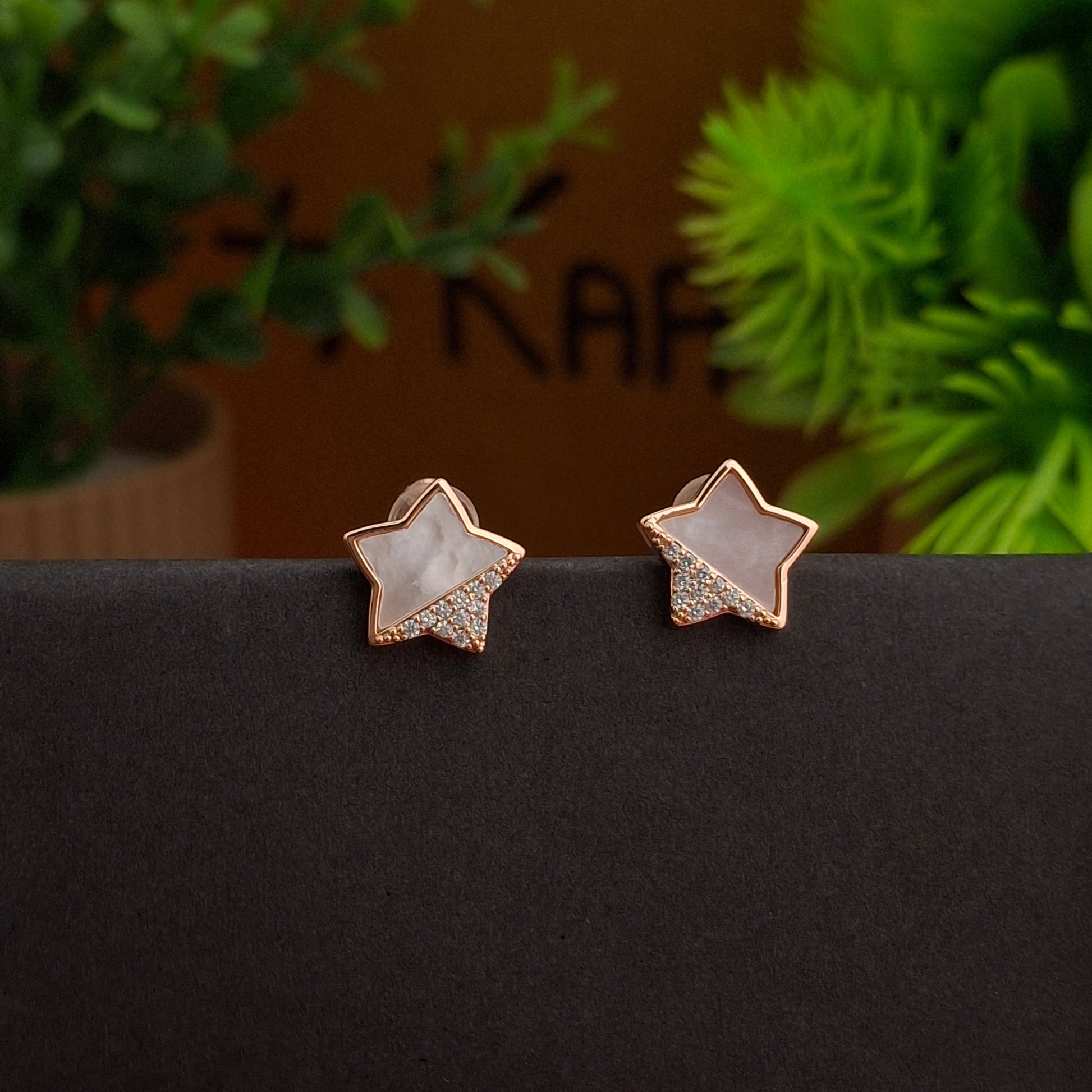 Dazzling Star Stud Earrings - Kaanke