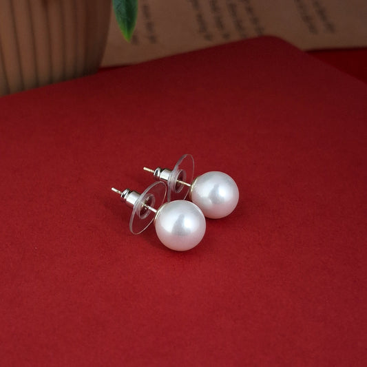 Medium Elegant Pearl Stud Earrings - Kaanke