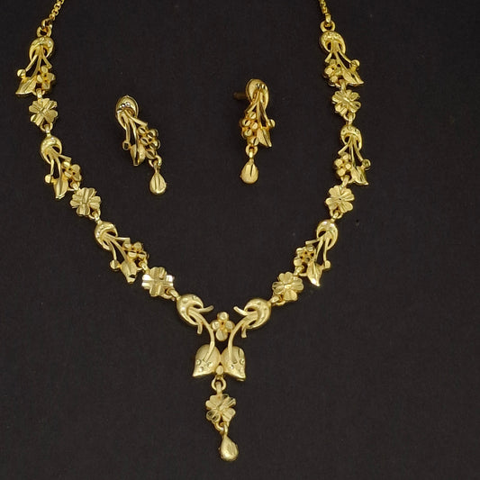 Lightweight Fancy Gold Short Necklace