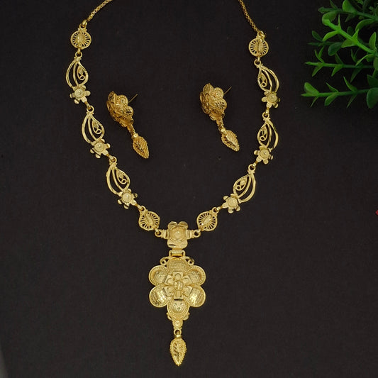 Lightweight Fancy Gold Short Necklace