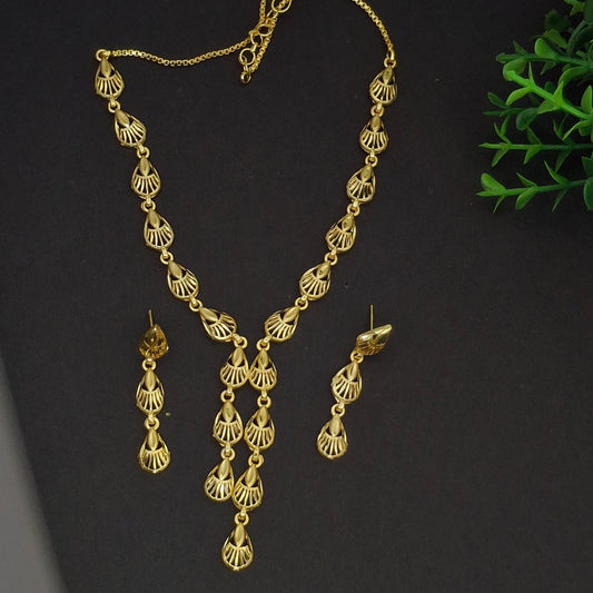 Lightweight Fancy Gold Short Necklace