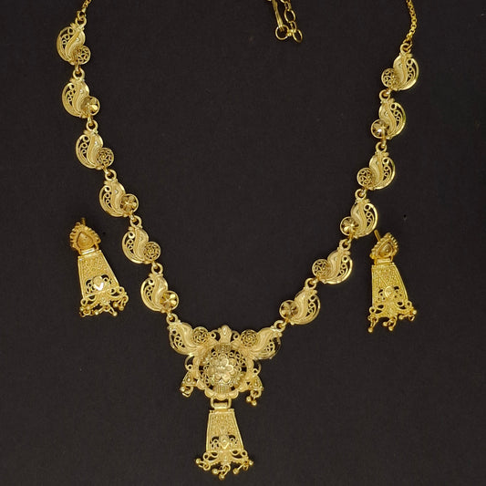 Lightweight Fancy Gold Short Necklace