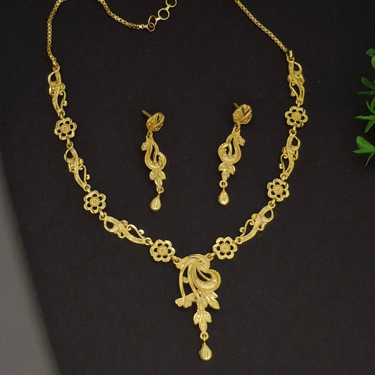 Lightweight Fancy Gold Short Necklace