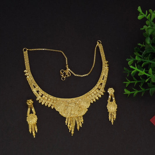 Traditional Gold Short Necklace