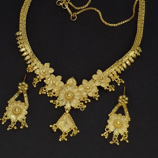 Traditional Gold Short Necklace