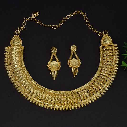 Traditional Gold Short Necklace