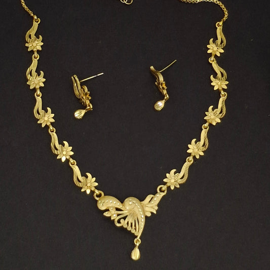 Lightweight Fancy Gold Short Necklace