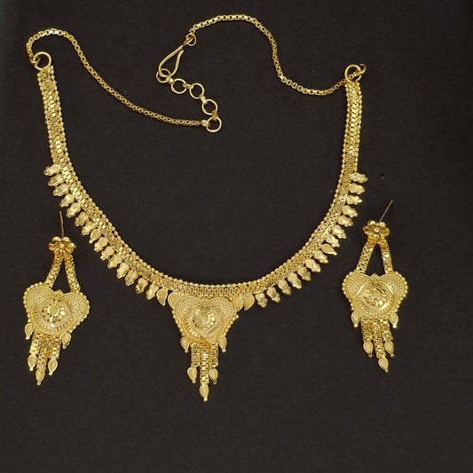 Lightweight Fancy Gold Short Necklace